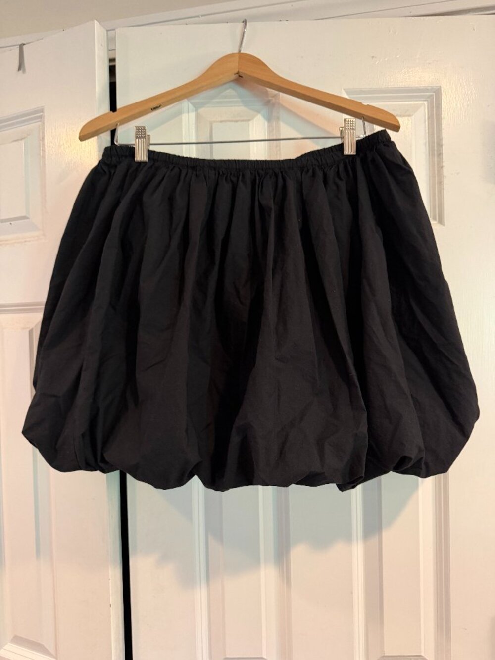 LOFT Poplin Ruched Bubble Mini Skirt in black, size Large.